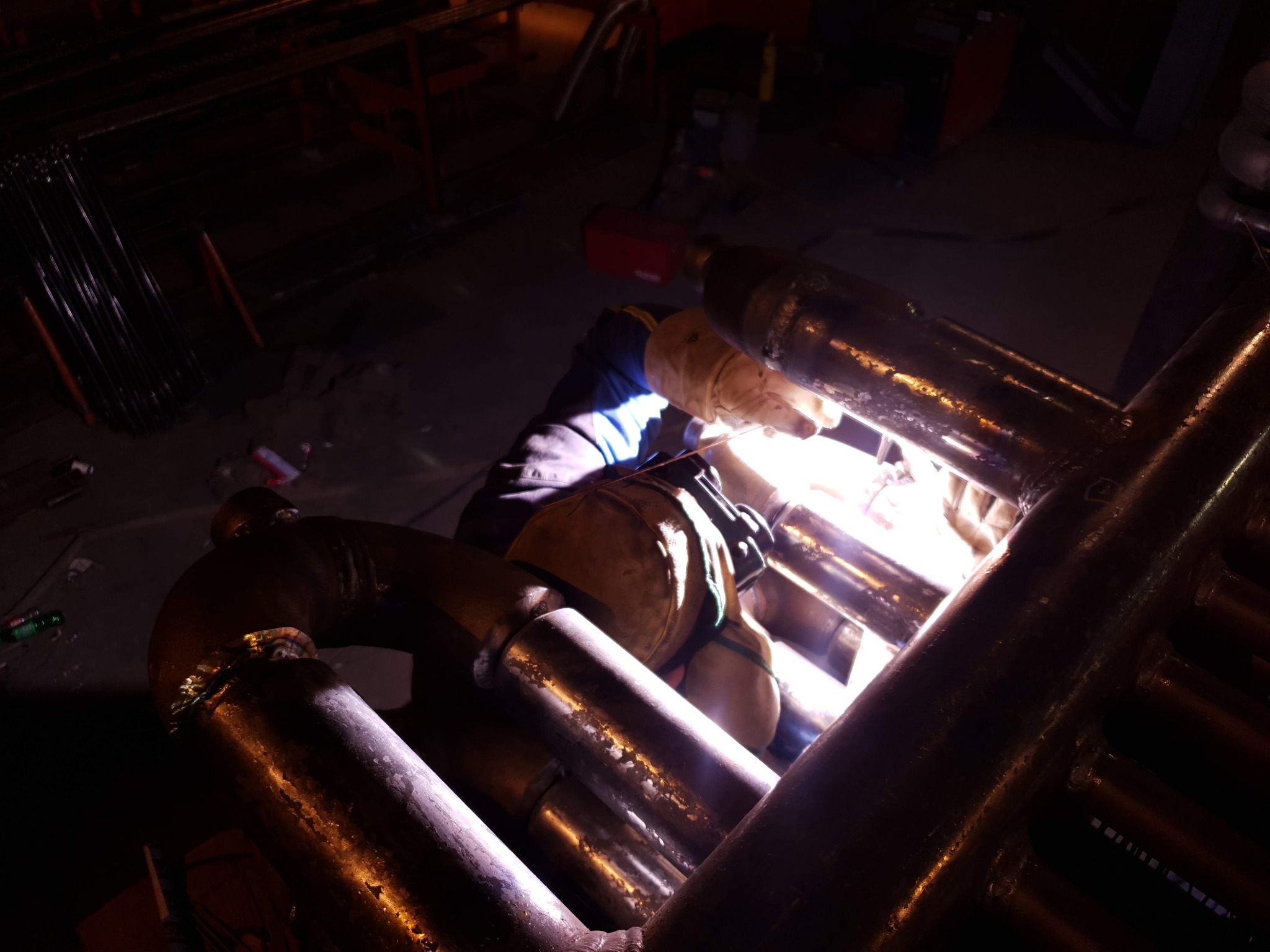 Operație de sudare între componentele unui ansamblu tubular.
